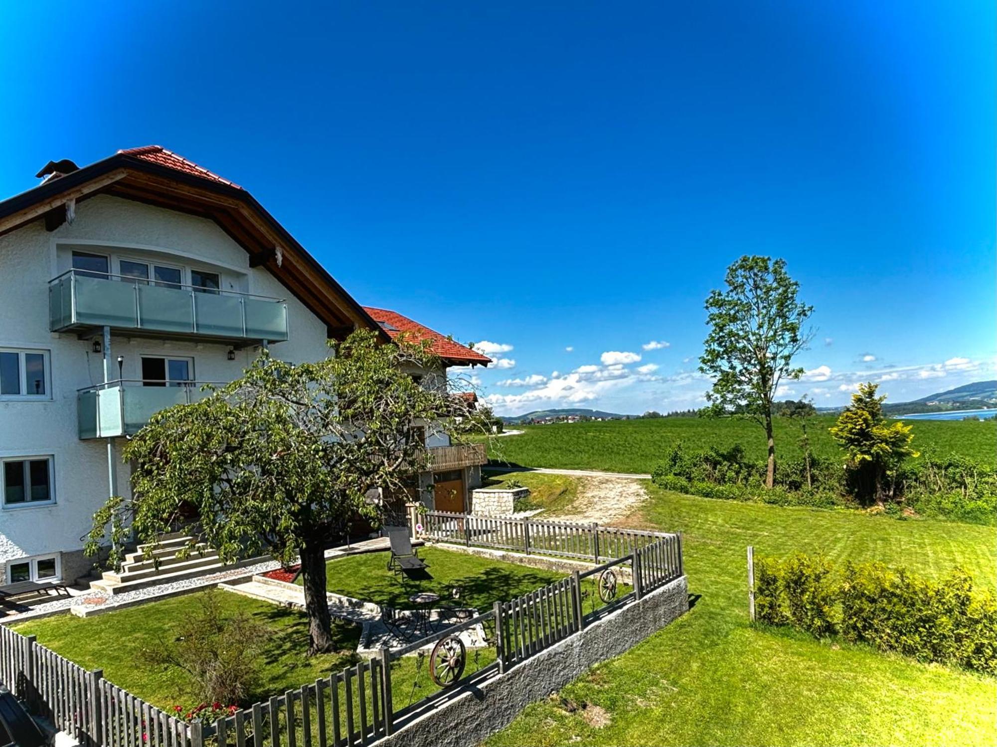 Helle Ferienwohnung am Wallersee Seekirchen am Wallersee Exterior foto
